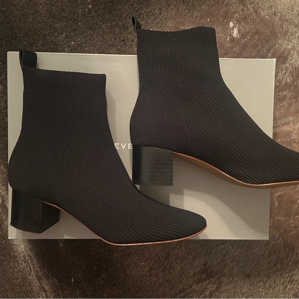 Everlane Black Ribbed Sock Stretch Ankle Boots - size 9 - worn only twice